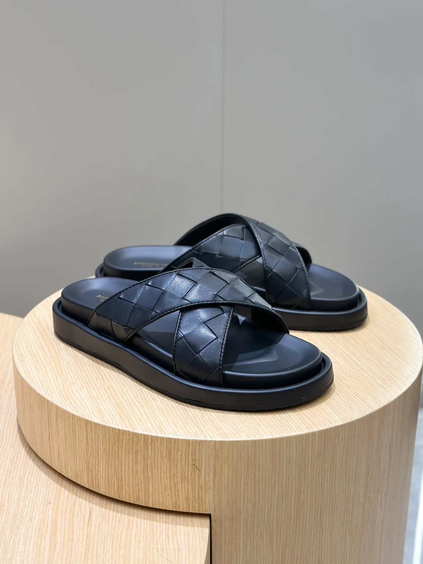 Factory price: 360💰BV hand-woven men's slippers and sandals - suitable for walking. It still emphasizes minimalism and practical wearability, but is full of vivid artistry. Super classic, luxurious and comfortable, imported cowhide + cowhide lining + lightweight outsole Size: 39-44 (customized at 38.45)